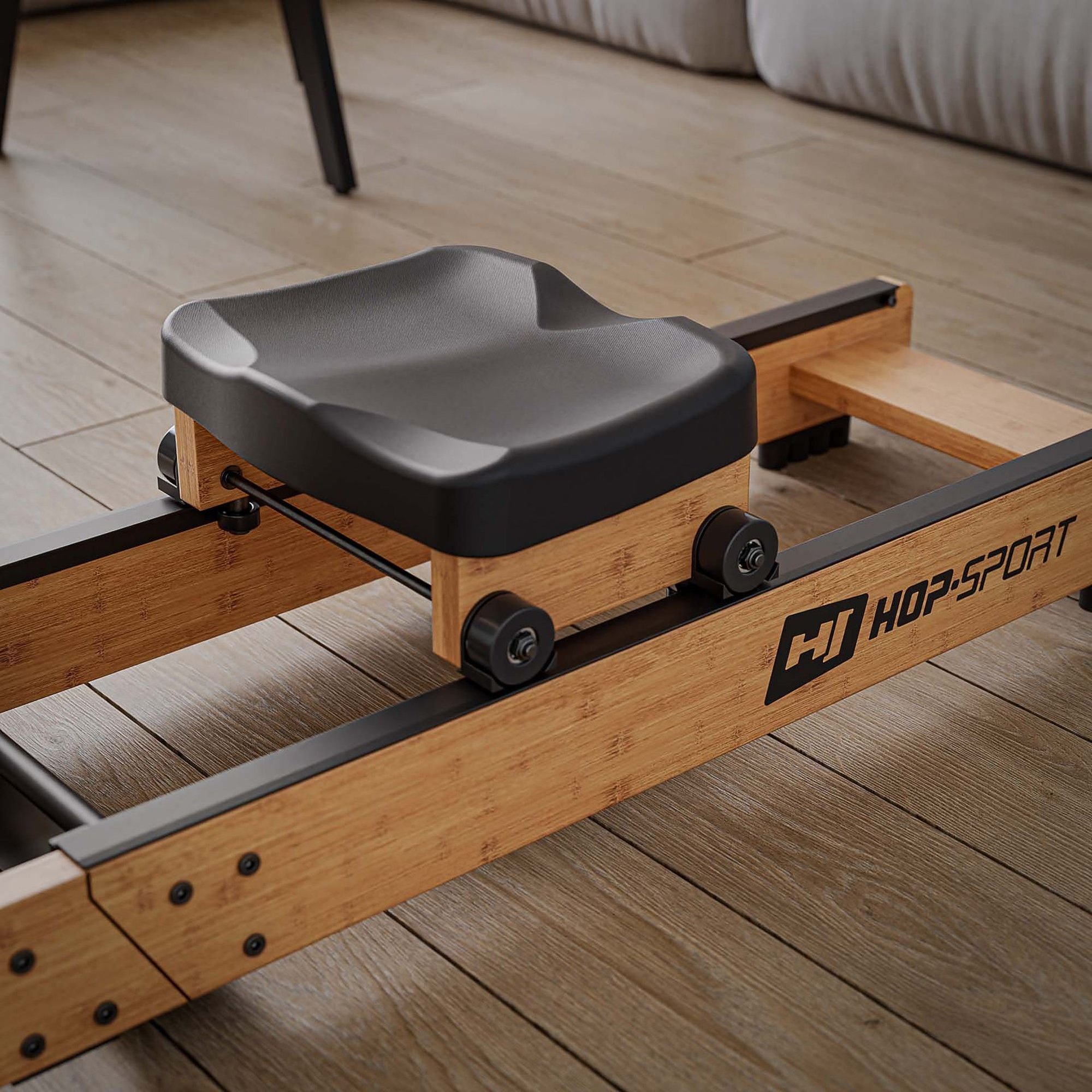 Siège ergonomique et pédales antidérapantes avec sangles de sécurité.