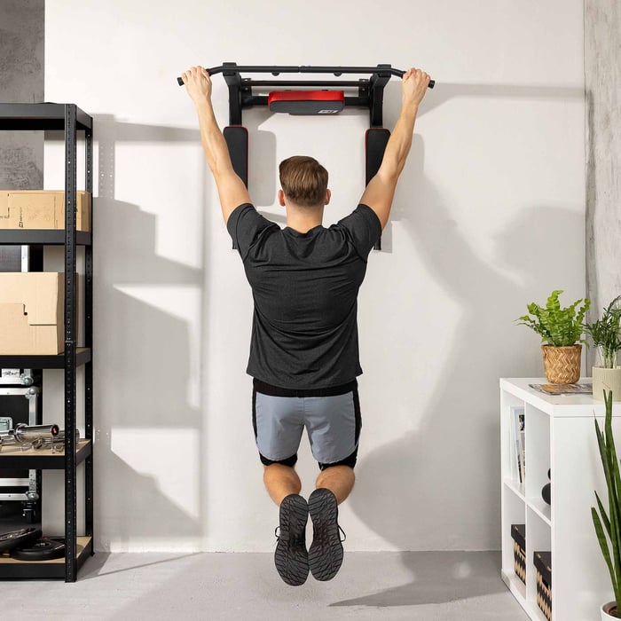 Barre de traction murale pour entraînement en force à domicile