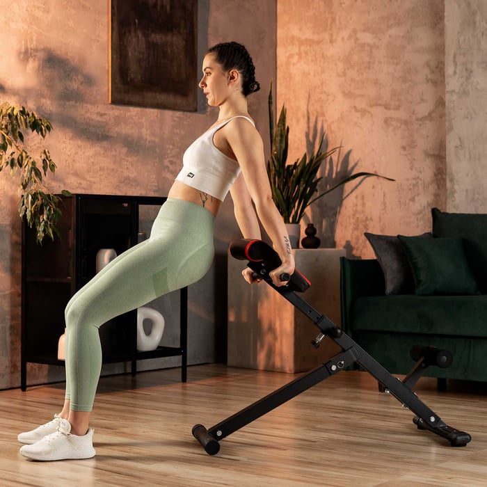 Banc d’hyperextensions équipé de poignées latérales pour pompes