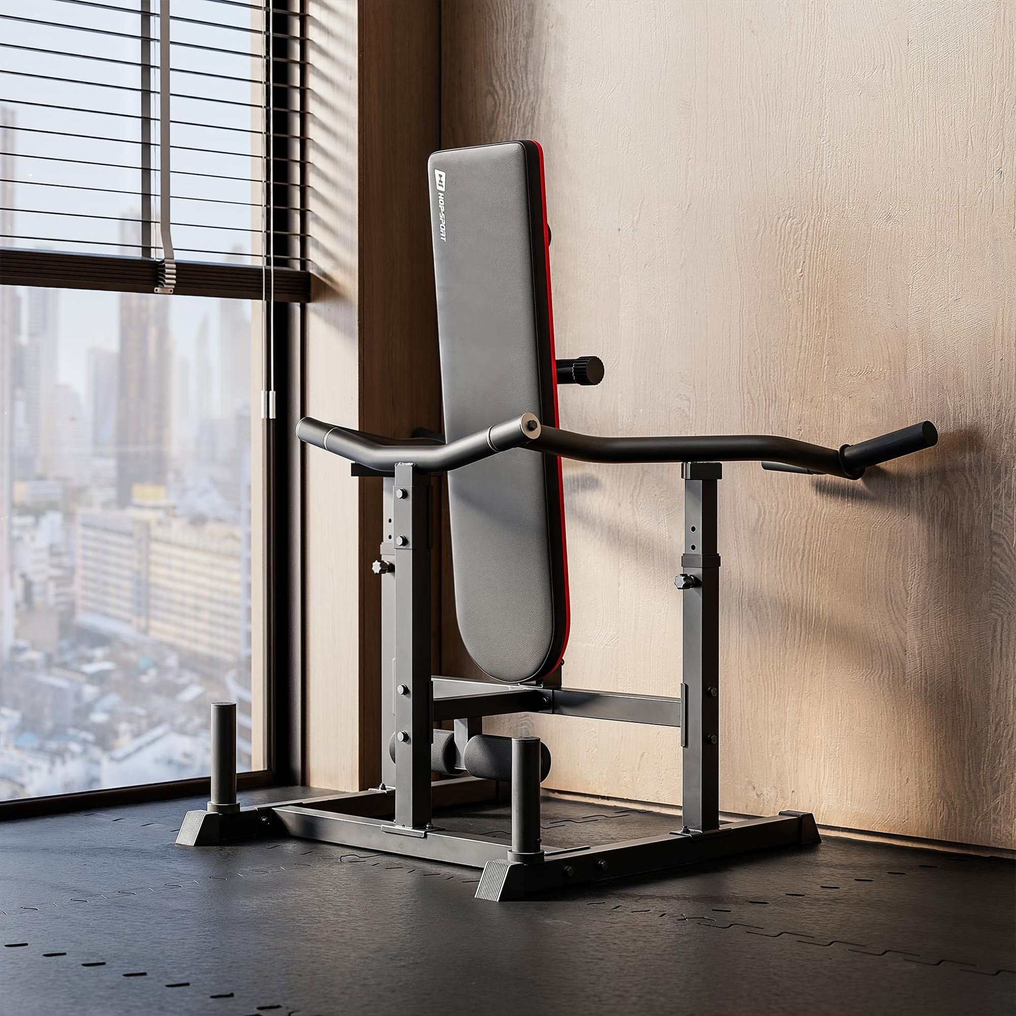 Banc de musculation pliable verticalement avec rembourrage épais de 5 cm.