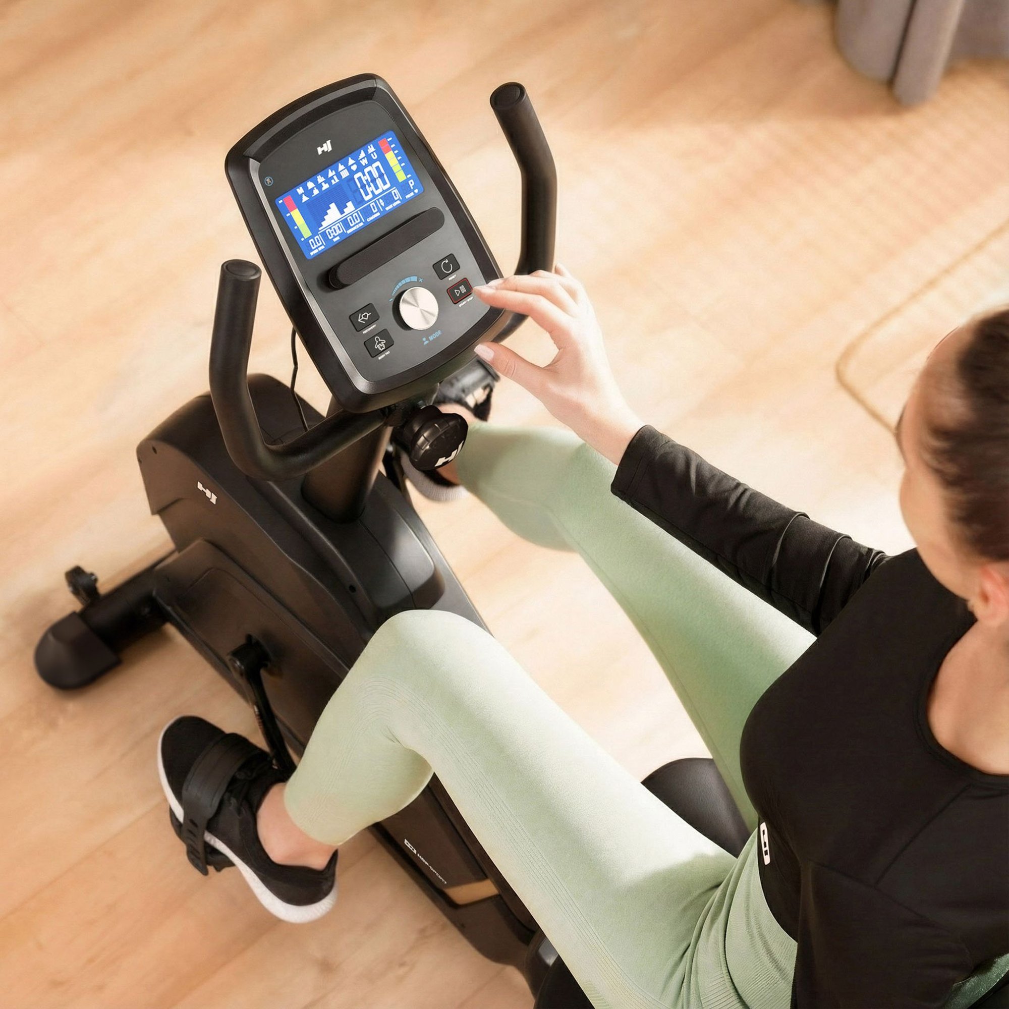 Écran LCD du vélo semi-allongé affichant tours par minute, temps, distance, calories et fréquence cardiaque