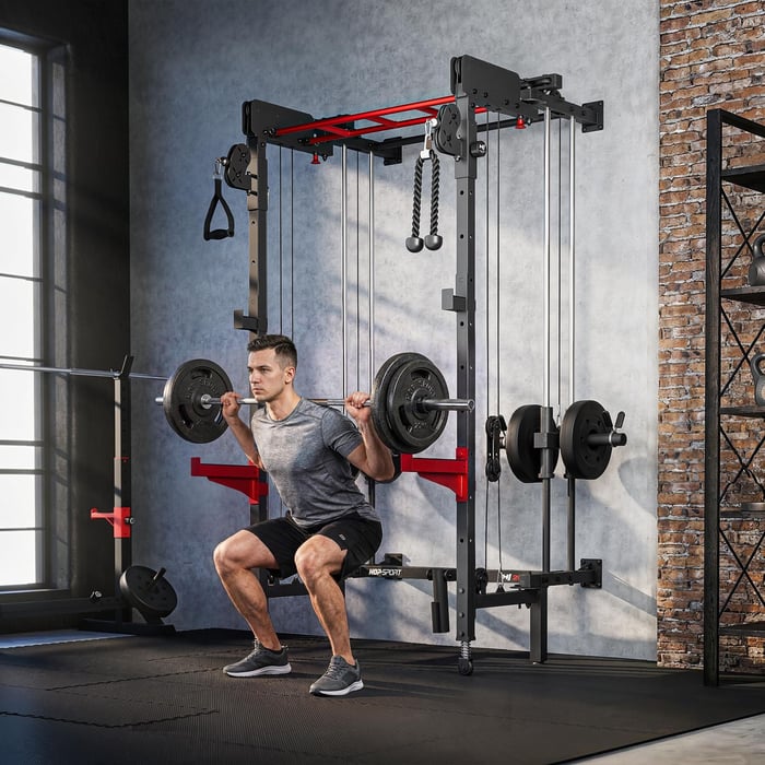 Cage de musculation multifonction avec tirage vertical, rowing et rack à squats.