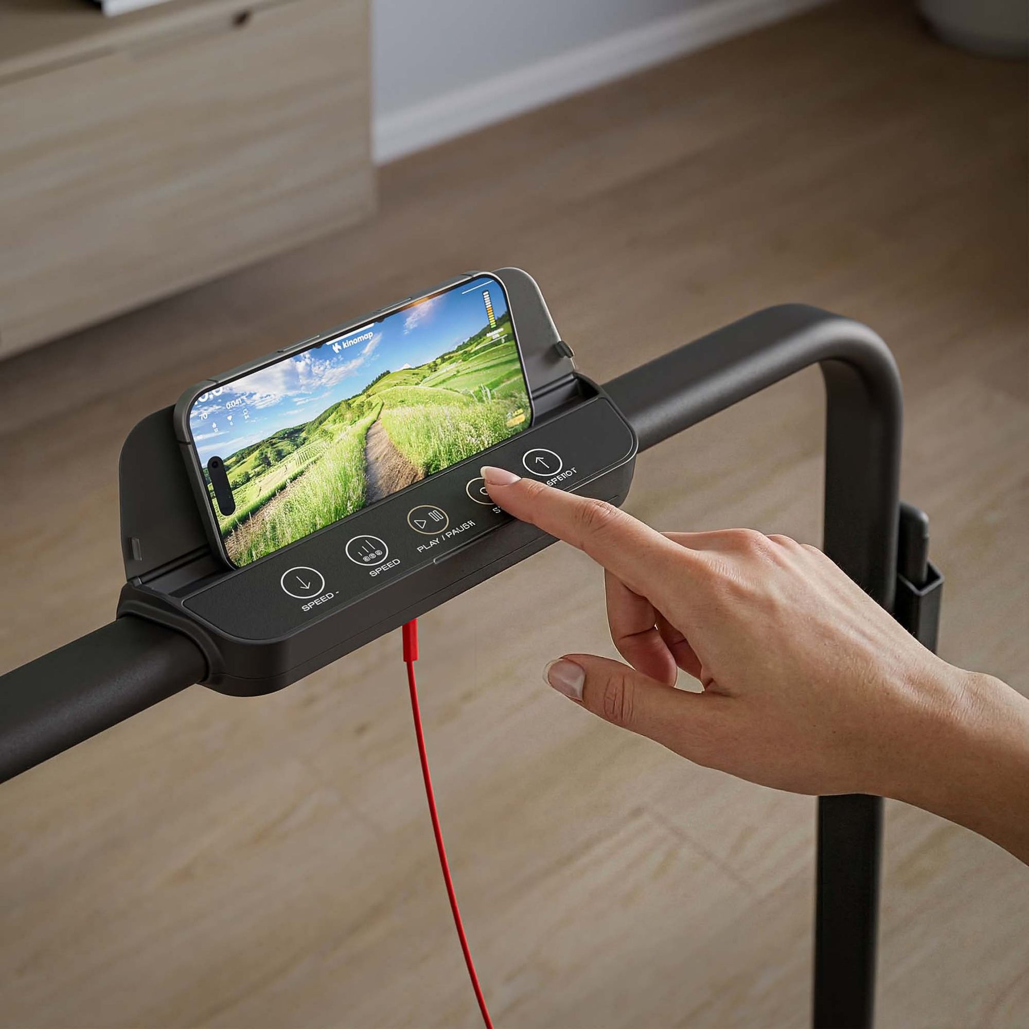 Tapis de course 2-en-1 pliable pour usage sportif ou sous un bureau.