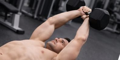 Pull over avec haltères - comment maîtriser le pull over efficacement ?