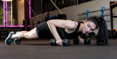 Pompes avec haltères – comment les réaliser pour un entraînement efficace ?