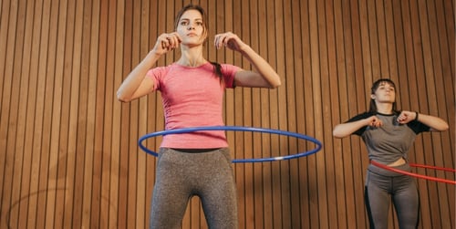 Hula hoop bienfaits : pourquoi et comment utiliser le hula hoop ?