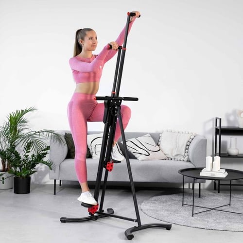 femme en ensemble de sport rose montant un stepper escalier Hop Sport