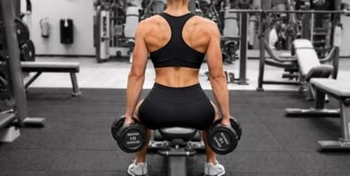 Shrugs haltères : comment les réaliser correctement pour muscler vos trapèzes ?