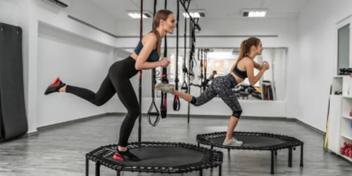 Exercices sur trampoline - idées pour un entraînement ludique