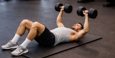 Développé couché au sol : technique, effets et erreurs les plus fréquentes