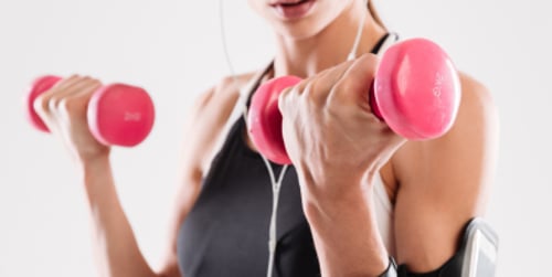 Mollets debout avec haltères – Exercice pour renforcer les mollets