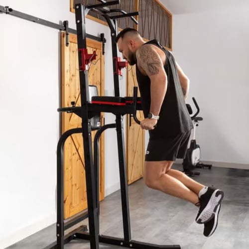 Un homme fait des dips pour travailler ses triceps.   