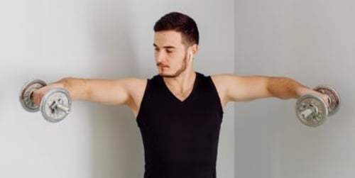 Élévation latérale haltère - comment bien exécuter et éviter les erreurs