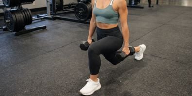 Fentes avec haltères. Guide complet pour un entraînement efficace