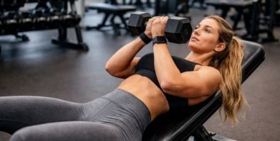 Exercices pour les muscles pectoraux : développé couché prise serrée haltères