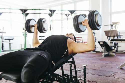 Développé incliné avec haltères : comment choisir le bon angle et la bonne technique ?