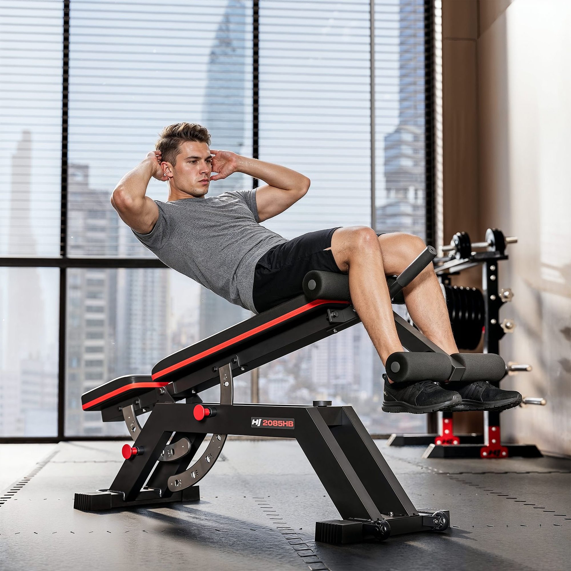 Banc pliable avec roulettes de transport et pieds en caoutchouc protecteurs.