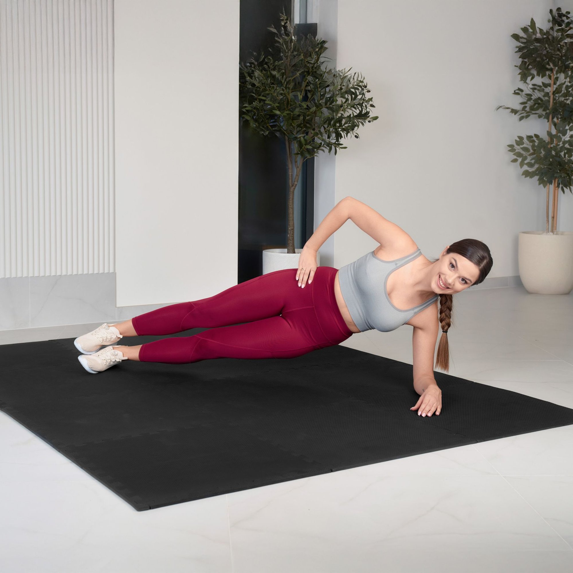 Tapis dalles EVA 1 cm noir sous produits fitness.