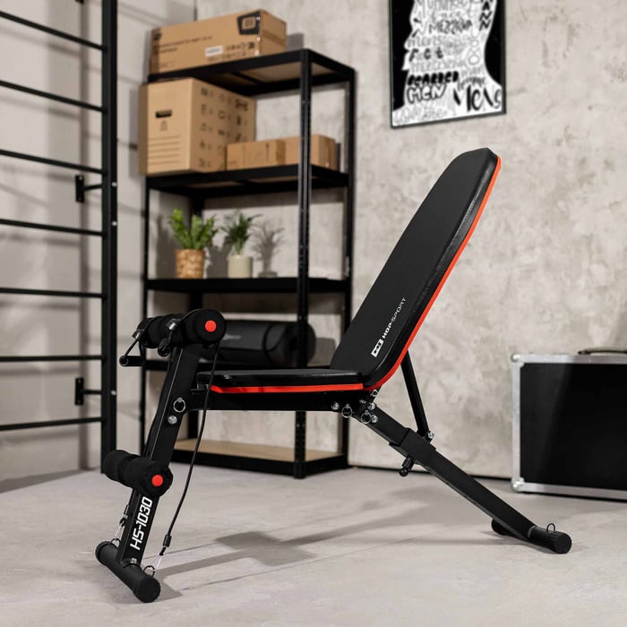 Banc de musculation pliable pour entraînement complet à domicile.