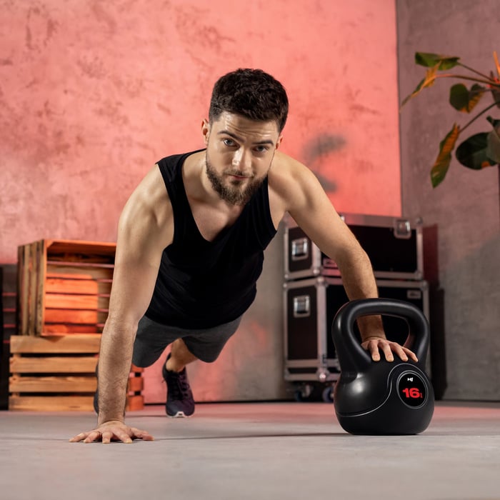 Kettlebell accessoire de musculation idéal pour tonifier les bras.