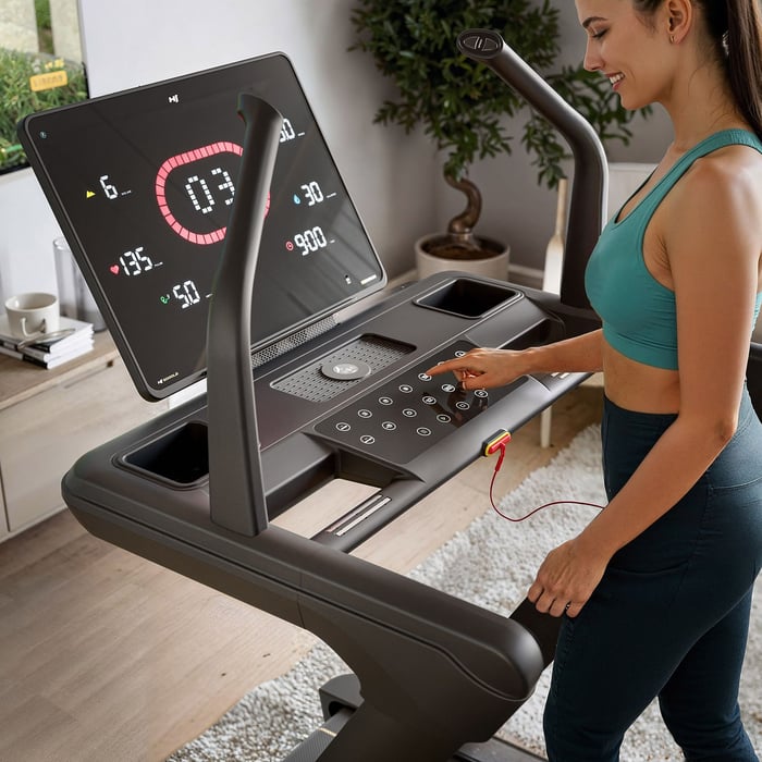 Console LCD avec port USB-C affichant la vitesse, l'inclinaison du tapis de course.