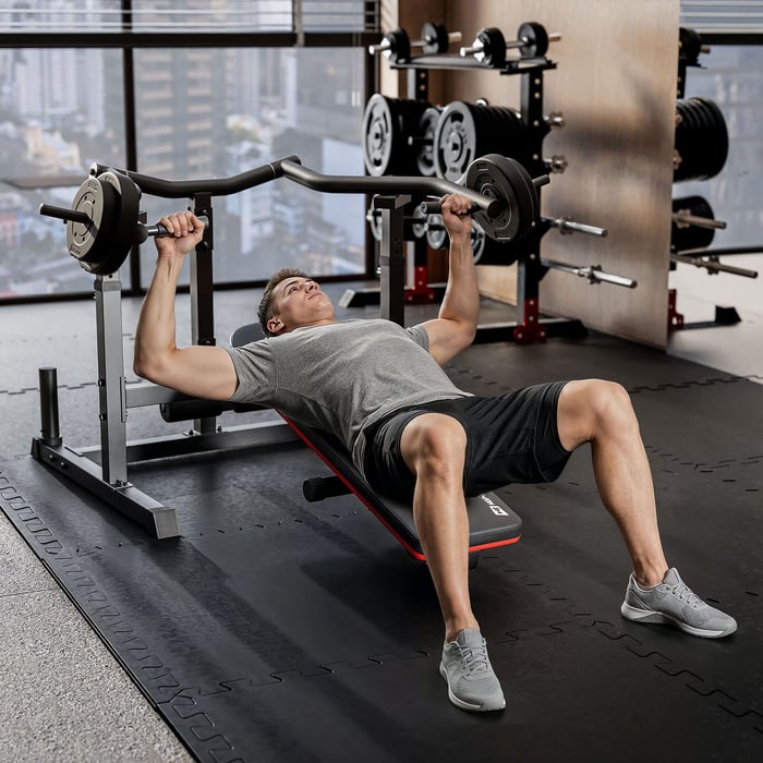 Banc de musculation robuste capacité 250 kg avec châssis en acier 50x50 mm.