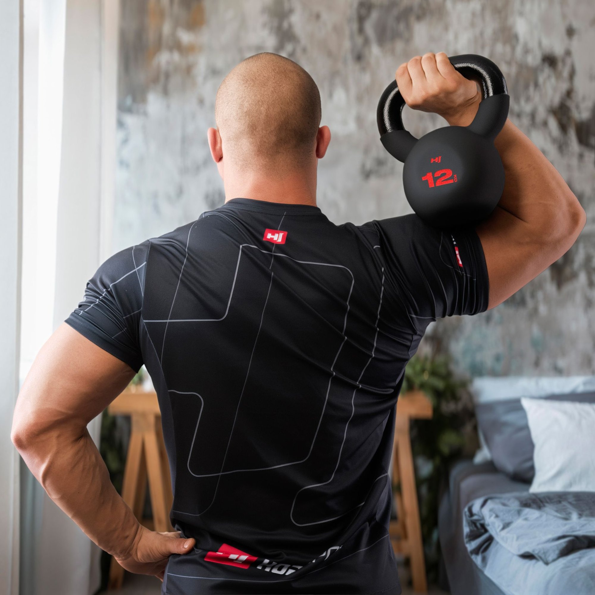 Homme s’entraînant avec kettlebells Hop-Sport à domicile