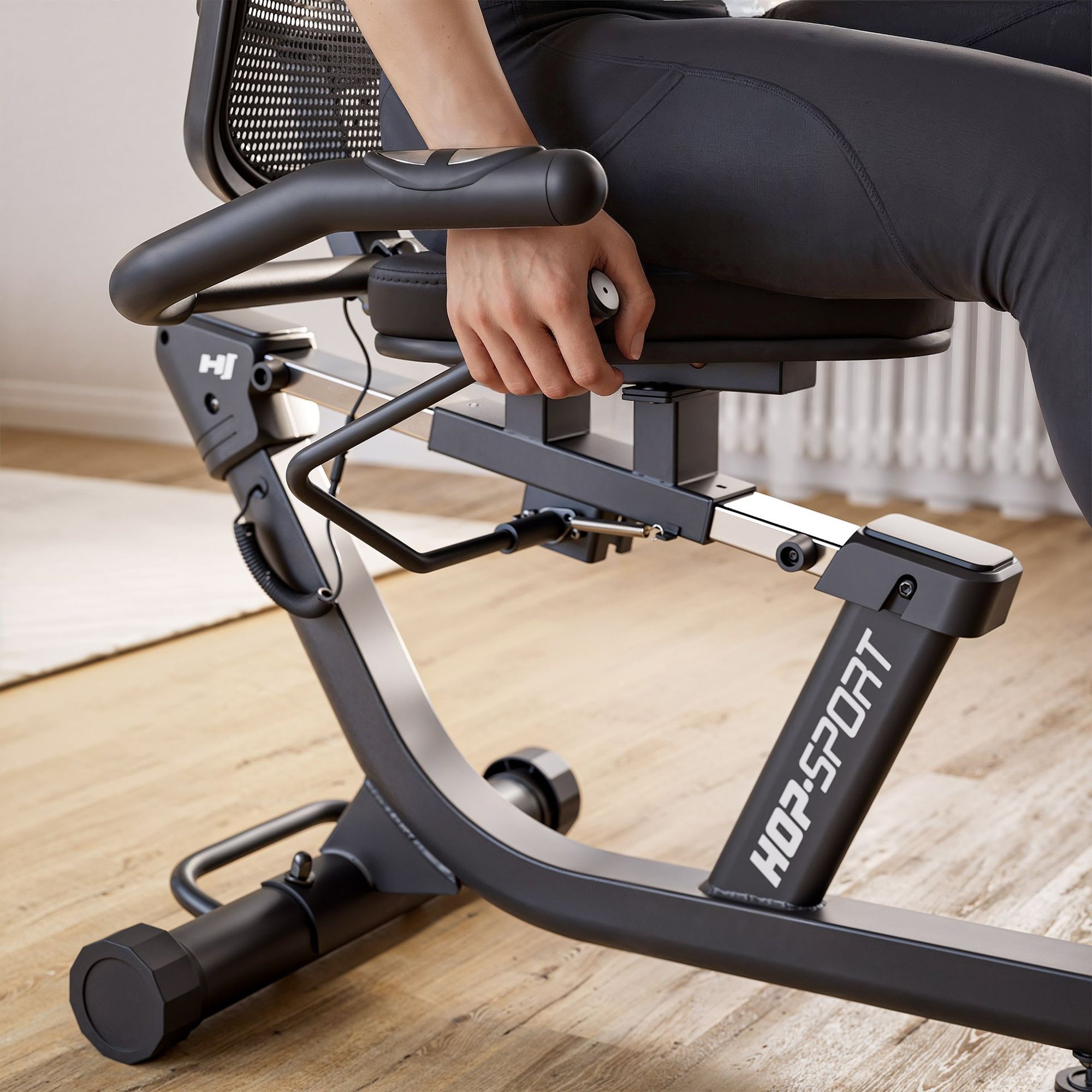 Siège réglable avec dossier respirant en maille et capteurs de pouls intégrés.