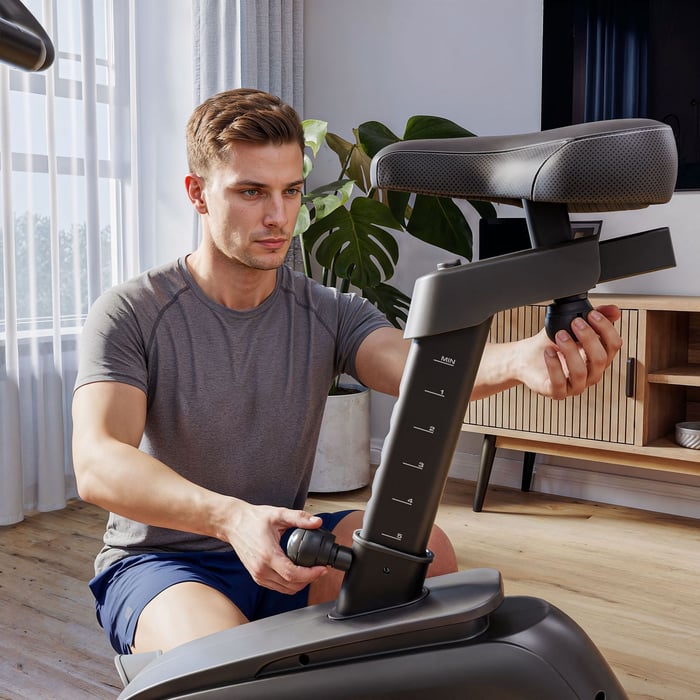 Selle réglable et pédales avec sangles ajustables  du vélo d’appartement. 