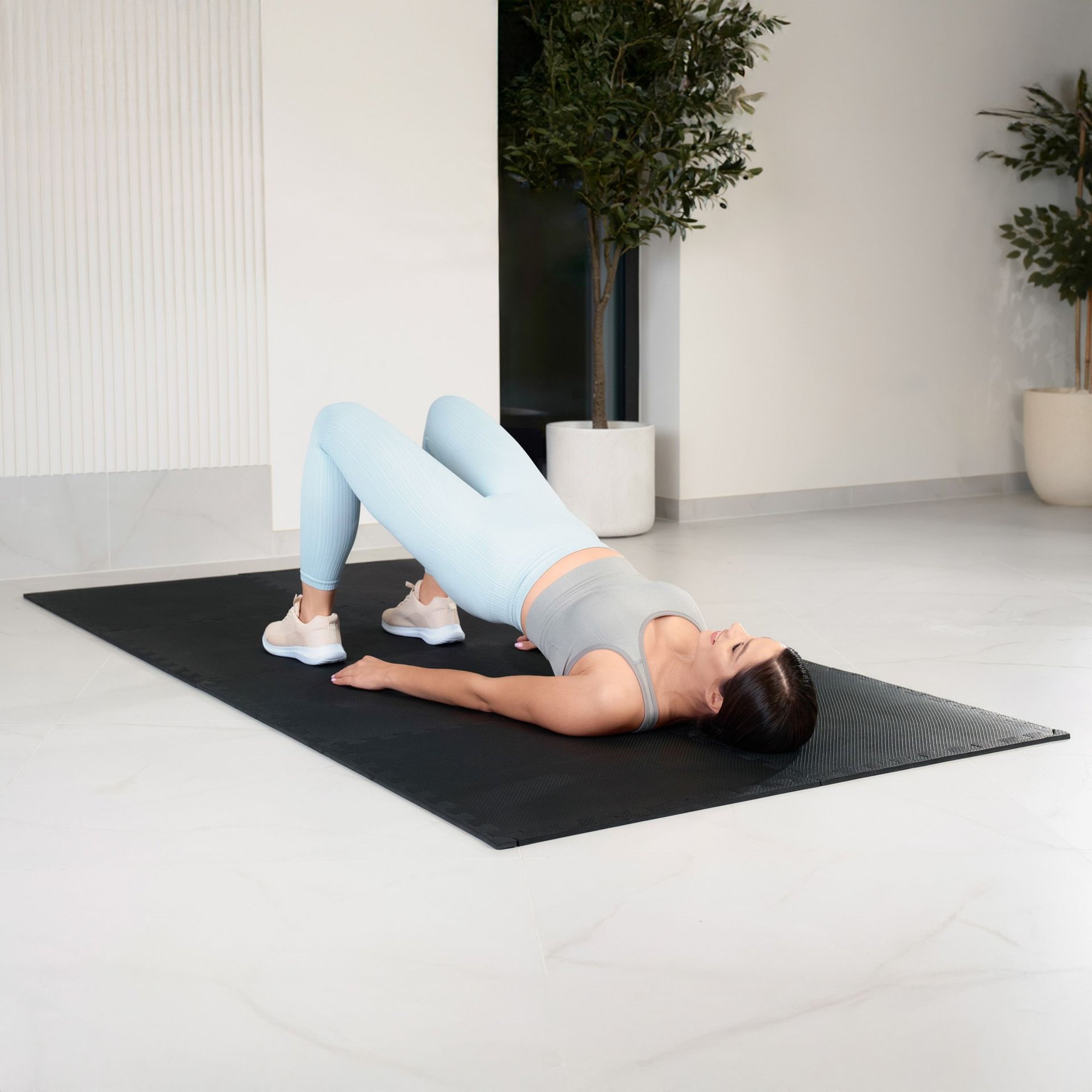 Tapis dalles EVA 1 cm noir, surface stable et souple pour l'apprentissage de la marche et les jeux d'enfants.