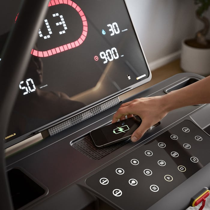 Tapis roulant connecté Bluetooth compatible Kinomap et Zwift avec chargeur sans fil.