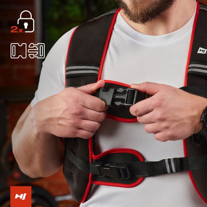 Athlète portant un gilet lesté 10 kg pendant l’entraînement cardio.