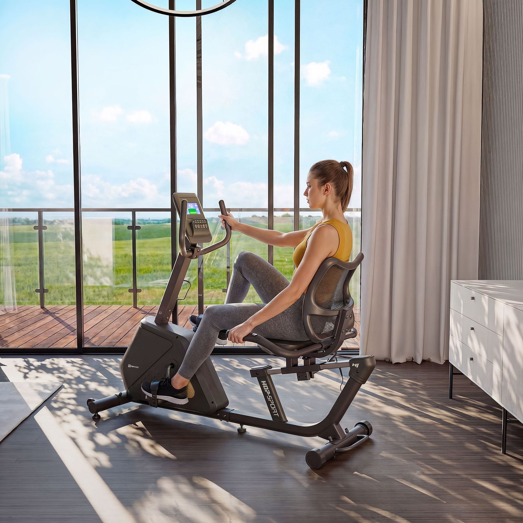 Volant d'inertie de 8 kg et pédales antidérapantes avec sangles réglables.