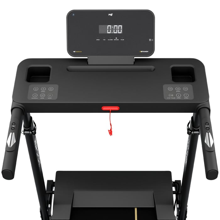 Panneau de commande comme bureau pour ordinateur portable sur le tapis roulant.