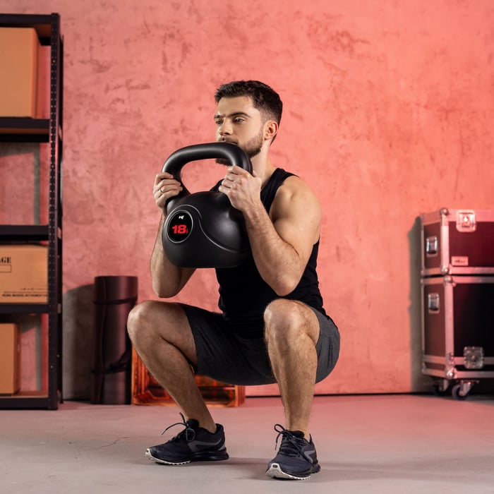 Kettlebell pratique pour brûler les graisses et sculpter la silhouette.