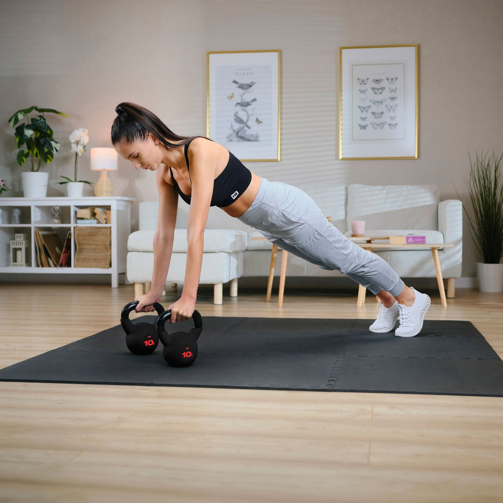 Femme s’entraînant avec kettlebells Hop-Sport à domicile